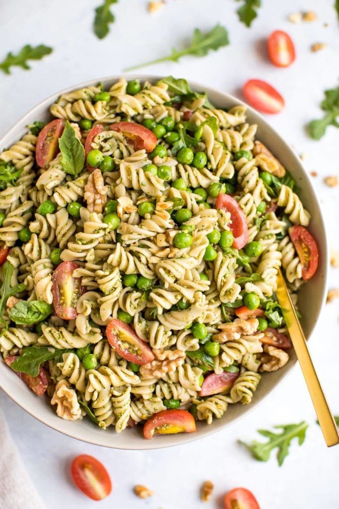 Салат из пасты с песто, помидорами и горошком  